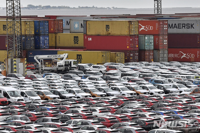 【브레머하펜=AP/뉴시스】 독일 브레머하펜의 항구에서 수출입용 자동차가 늘어선 모습. 2019.10.02.