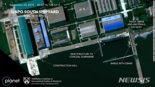 【서울=뉴시스】CNN은 미국 미들베리대학과 상업용 위성사진업체 플래닛사로부터 입수한 위성사진을 분석한 결과, 북한이 함경남도 신포시에 위치한 해군조선소에서 진행 중인 잠수함 건조 작업이 진척을 거둔 것으로 보인다고 23일(현지시간) 보도했다. (사진 = CNN 홈페이지 갈무리) 2019.09.24