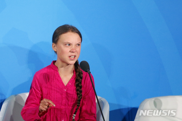 【유엔본부=AP/뉴시스】스웨덴의 16세 소녀 환경운동가 그레타 툰베리가 23일(현지시간) 유엔본부에서 열린 기후행동정상회의에서 연설하고 있다. 툰베리는 이날 세계 지도자들이 빈 말로 젊은층의 꿈을 앗아가고 있다며 "어떻게 그럴 수 있느냐"고 지도자들을 질타했다. 2019.9.24