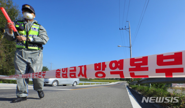 【파주=뉴시스】배훈식 기자 = 국내 4번째 아프리카돼지열병(ASF)이 발병한 24일 오후 경기 파주시 적성면의 ASF 확진 판정을 받은 돼지 사육 농가 진입로를 경찰이 통제하고 있다. 2019.09.24.  dahora83@newsis.com