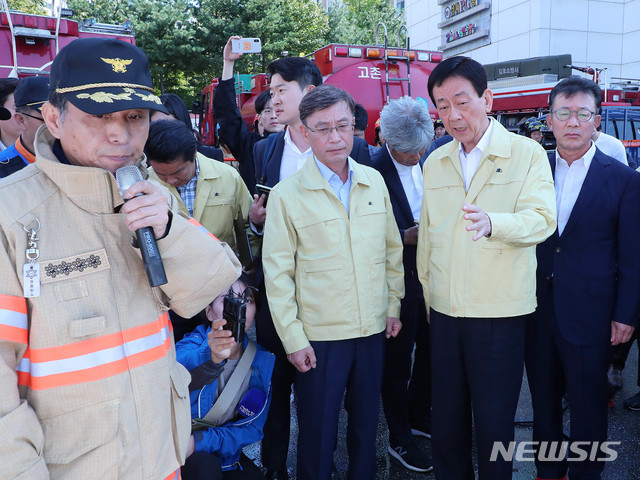 【서울=뉴시스】추상철 기자 = 진영 행정안전부장관이 24일 오전 경기 김포 풍무동 요양병원 화재현장을 찾아 사고수습 현황에 대한 설명을 듣고 있다. 2019.09.24. (사진=행정안전부 제공)  photo@newsis.com