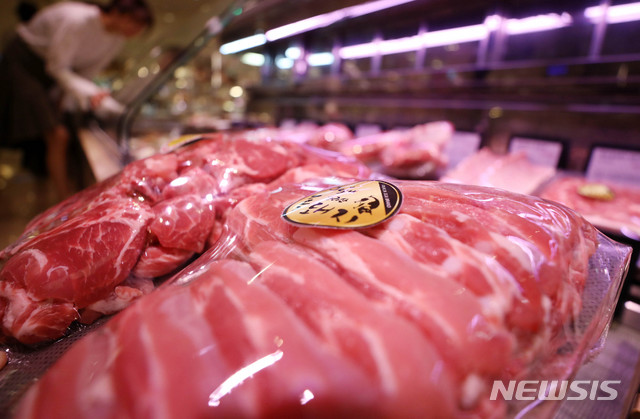【서울=뉴시스】추상철 기자 = 아프리카 돼지열병 추가 확산으로 돼지고기값이 다시 들썩이고 있다. 25일 오전 서울의 한 백화점 식품매장에는 돼지고기가 진열돼 있다. 2019.09.25.  scchoo@newsis.com