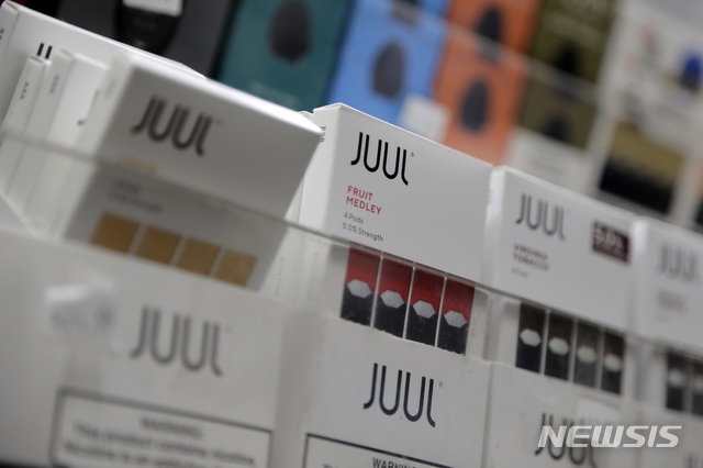 【AP/뉴시스】 미국 뉴욕의 한 상점에 액상형 전자담배 쥴이 진열된 모습. 2019.09.26. 