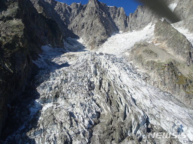 몽블랑 그랑조라스 봉의 이탈리아쪽 쿠르마외르 마을 부근의 기슭에 있는 빙하 계곡.  