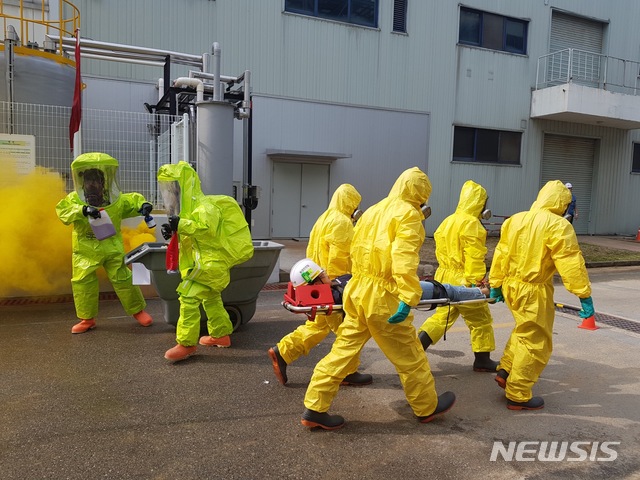【천안=뉴시스】이종익 기자 = 충남 천안서북소방서 대원들이 서북구의 한 공장에서 유해화학물질 유출사고를 대비한 무각본 소방훈련을 실시하고 있다. 뉴시스DB.
