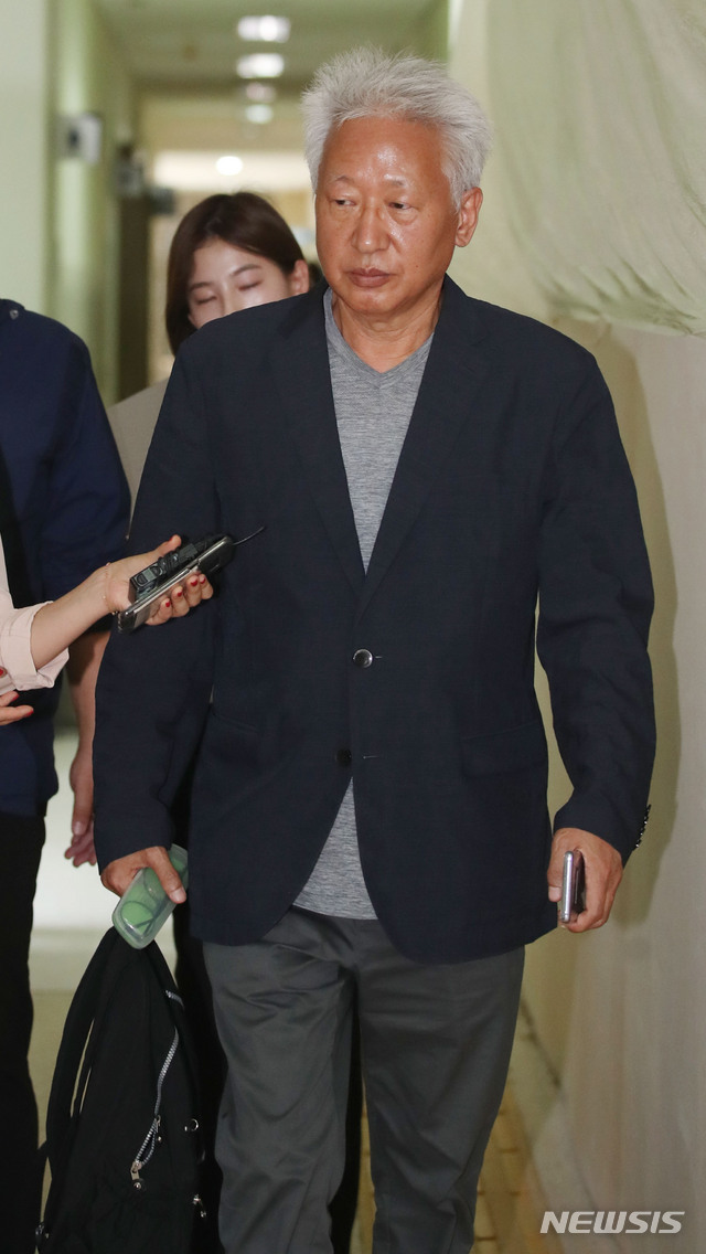 【서울=뉴시스】김진아 기자 = 강의 중 학생들에게 '위안부 매춘' 발언으로 논란을 부른 류석춘 사회학과 교수가 26일 오후 서울 서대문구 연세대학교에서 강의를 위해 강의실로 이동하고 있다. 2019.09.26.  bluesoda@newsis.com