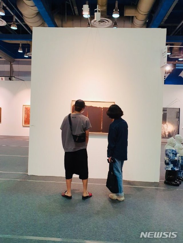 【서울=뉴시스】박현주 미술전문기자= 27일 오전 BTS RM이 '2019 KIAF'에서 윤형근 작품을 관람하고 있다.