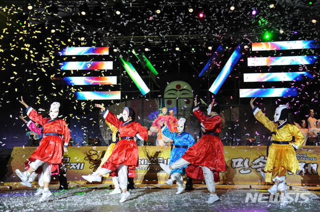 '2019 안동국제탈춤페스티벌' 개막식에서 탈춤공연이 펼쳐지고 있다. (사진=안동시 제공) 