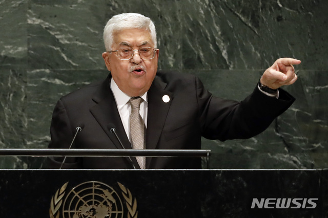 【유엔본부= AP/뉴시스】 26일(현지시간) 열린 제 74차 유엔총회에서 연설하는 마무드 아바스 팔레스타인 자치정부 수반. 그는 미국의 중동정책 탓에 2개국해법과 중동 평화의 희망이 사라지고 있다고 비난했다. 2019.09.27 