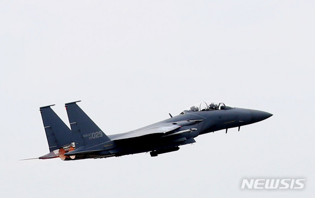 【대구=뉴시스】김진아 기자 = 27일 대구 공군기지에서 열린 ‘제71주년 국군의 날 기념행사’ 미디어데이에서 F-15K 전투기가 이륙하고 있다. 2019.10.01. bluesoda@newsis.com