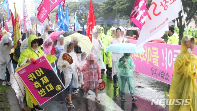 【제주=뉴시스】강경태 기자 = 29일 오후 제주시 연동 삼다공원에서 열린 성 소수자 축제 제3회 제주퀴어축제에 반대하는 기독교 단체가 동성애 반대 퍼레이드를 벌이고 있다. 2019.09.28. ktk2807@newsisl.com