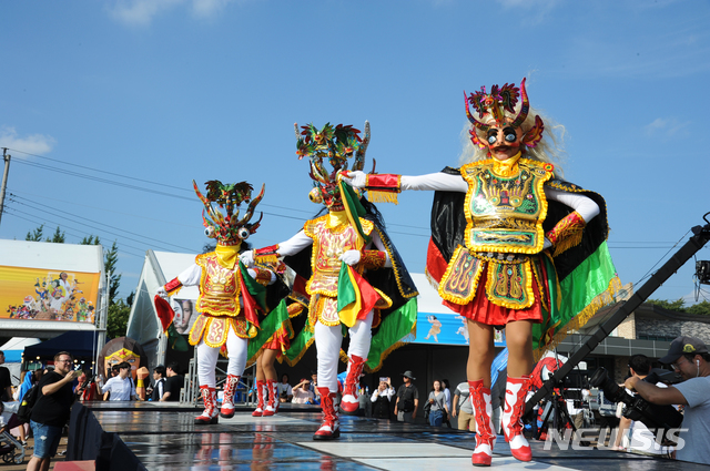 '2019 안동국제탈춤페스티벌' 볼리비아 공연단이 전통탈춤을 선보이고 있다. (사진=안동시 제공) 