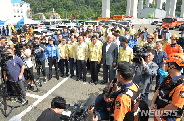 【울산=뉴시스】배병수 기자 = 진영 행정안전부 장관이 29일 오전 울산시 동구 염포부두를 방문해 지난 28일 발생한 석유제품운반선 폭발 화재 현장에서 소방관계자로부터 브리핑을 듣고 있다. 2019.09.29.  bbs@newsis.com 