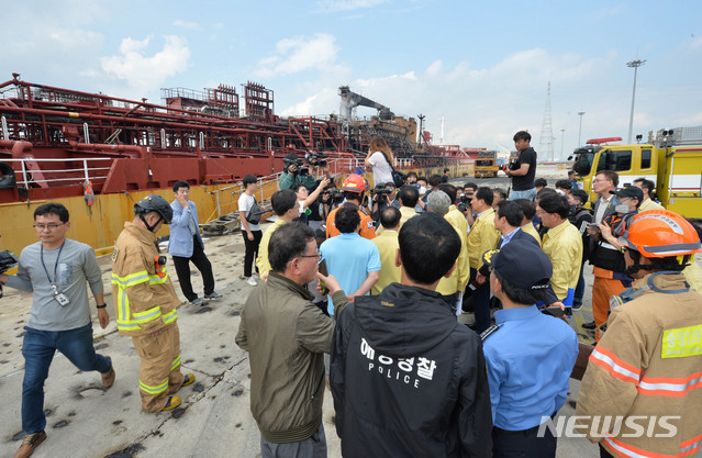 【울산=뉴시스】배병수 기자 = 진영 행정안전부 장관이 29일 오전 울산시 동구 염포부두를 방문해 지난 28일 발생한 석유제품운반선 폭발 화재 현장을 둘러보고 있다. 2019.09.29.  bbs@newsis.com