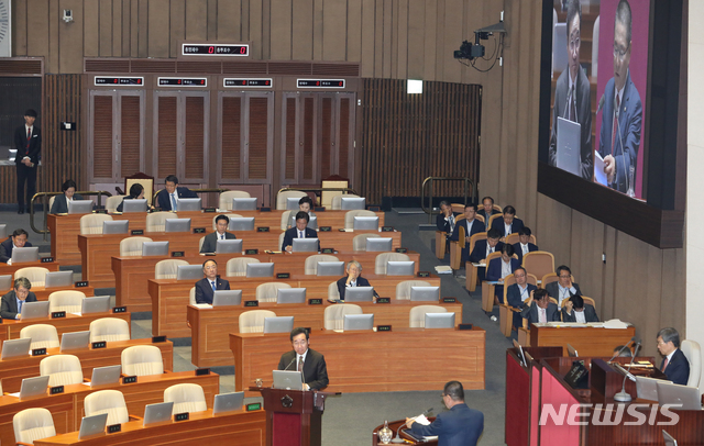 【서울=뉴시스】김명원 기자 = 30일 오후 서울 여의도 국회 본회의장에서 열린 경제분야 대정부 질문에서 이헌승 자유한국당 의원의 질문에 이낙연 총리가 답하고 있다. 2019.09.30. kmx1105@newsis.com