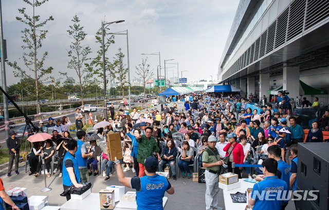 【서울=뉴시스】 동작구 도심 속 바다축제 수산물 모의경매. 2019.10.01. (사진=동작구 제공)