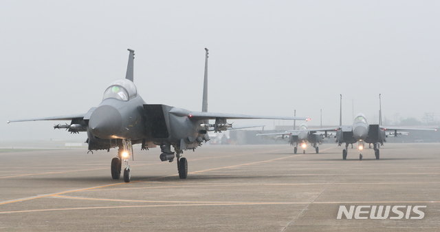 【대구=뉴시스】 박영태 기자 = 1일 대구 공군기지에서 열린 제71주년 국군의 날 기념식에서 F-15K 전투기가 착륙하고 있다. 2019.10.01.  since1999@newsis.com