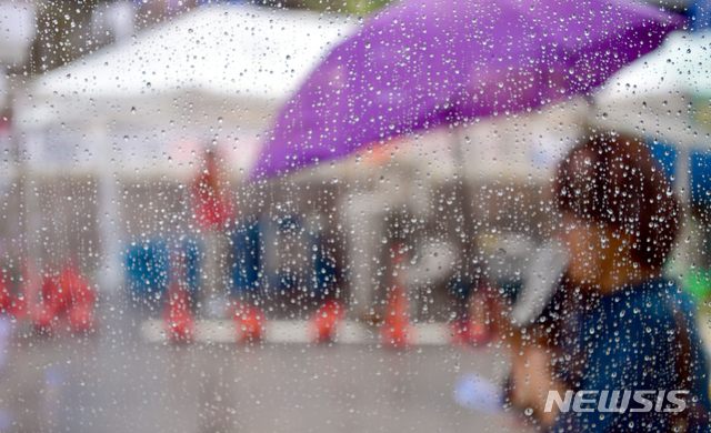 【광주=뉴시스】류형근 기자 = 제18호 태풍 '미탁(MITAG)'이 북상하면서 광주·전남지역에 많은 비가 내리고 있는 가운데 1일 오후 광주 남구 기독병원 앞에서 시민들이 우산을 쓴채 걷고 있다. 2019.10.01.  hgryu77@newsis.com
