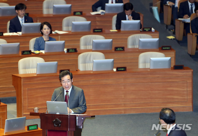 【서울=뉴시스】고승민 기자 = 1일 서울 여의도 국회 에서 열린 제371회국회(정기회) 제5차 본회의 대정부질문 '교육, 사회, 문화에 관한 질문'에서 이낙연 국무총리가 의원 질의에 답하고 있다. 2019.10.01.kkssmm99@newsis.com