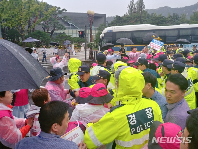 【서울=뉴시스】2일 청와대로 진입을 시도하는 전국학교비정규직연대회의(학비연대). 2019.10.2 photo@newsis.com