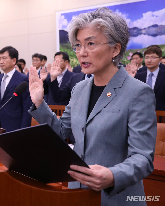 【서울=뉴시스】 장세영 기자 = 강경화 외교부 장관이 2일 오후 서울 여의도 국회에서 열린 외교통일위원회의 외교부 등 종합감사에 참석해 증인선서를 하고 있다. 2019.10.02.  photothink@newsis.com 