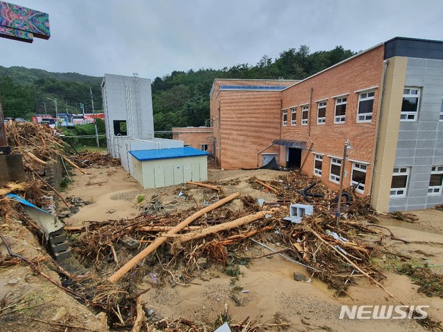 【삼척=뉴시스】김태식 기자 = 3일 강원 삼척시 원덕읍 돌기해삼종묘배양장이 태풍 '미탁'으로 인해 쑥대밭이 됐다.2019.10.03.  newsenv＠newsis.com 