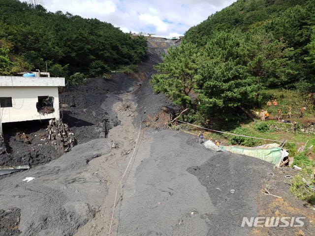 【부산=뉴시스】 3일 오전 9시 5분께 부산 사하구 구평동의 한 야산에서 산사태가 발생, 토사가 쏟아지면서 인근 샌드위치패널 구조의 공장과 주택 1채, 천막으로 된 식당 가건물 1개동 등을 덮쳤다.  이로 인해 주택에 3명, 식당에 1명 등 총 4명이 매몰된 것으로 추정되고 있다. 2019.10.03. (사진=부산소방재난본부 제공)  photo@newsis.com  