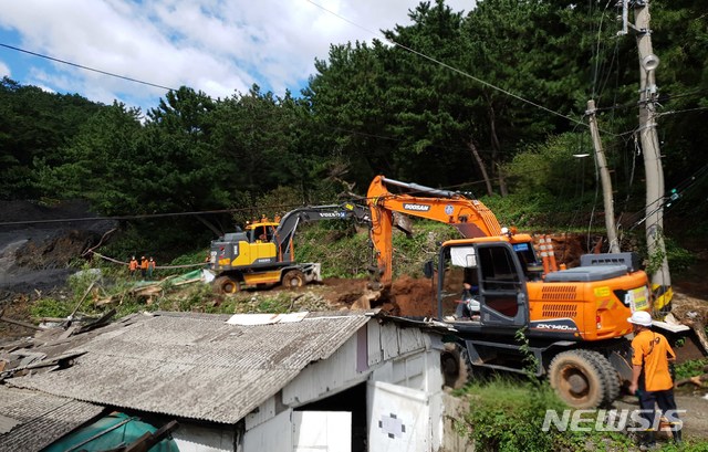 【부산=뉴시스】 3일 오전 9시 5분께 부산 사하구 구평동의 한 야산에서 산사태가 발생, 토사가 쏟아지면서 인근 샌드위치패널 구조의 공장과 주택 1채, 천막으로 된 식당 가건물 1개동 등을 덮쳤다.  이로 인해 주택에 3명, 식당에 1명 등 총 4명이 매몰된 것으로 추정되고 있다. 2019.10.03. (사진=부산소방재난본부 제공)  photo@newsis.com  