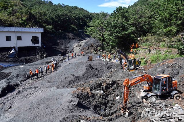 【부산=뉴시스】하경민 기자 = 3일 부산 사하구 구평동의 한 야산에서 산사태가 발생해 토사가 쏟아지면서 주택 1채와 천막 가건물 식당 1개동 등을 덮쳤고, 이로 인해 주택에 3명, 식당에 1명 등 총 4명이 매몰된 것으로 추정되고 있다.  사고 현장에서 굴착기 등 중장비를 동원해 소방대원, 군 장병 등이 토사 제거와 함께 수색작업을 펼치고 있다. 2019.10.03.  yulnetphoto@newsis.com