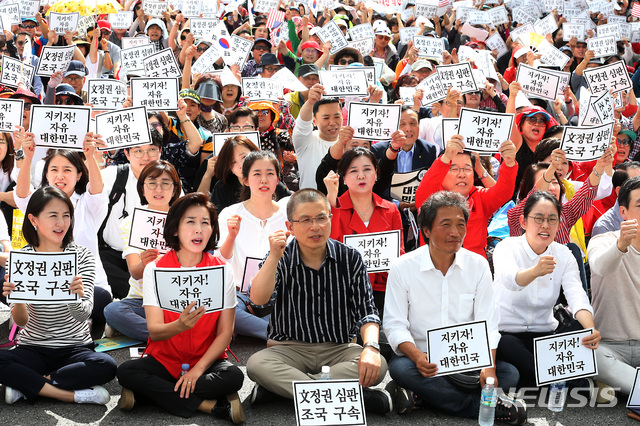 【서울=뉴시스】이종철 기자 = 자유한국당 황교안 대표와 나경원 원내대표, 단식중인 이학재 의원을 비롯한 참석자들이 3일 오후 서울 종로구 세종문화회관 앞에서 열린 ‘문재인 정권 헌정 유린 중단과 위선자 조국 파면 촉구대회’에서 구호를 외치고 있다. 2019.10.03. jc4321@newsis.com