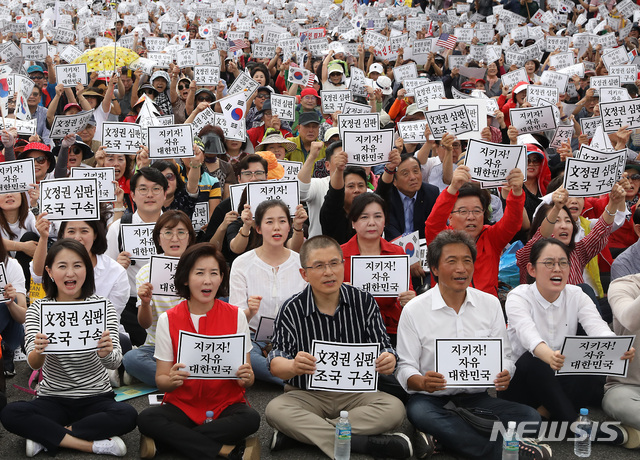 【서울=뉴시스】이종철 기자 = 자유한국당 황교안 대표와 나경원 원내대표, 단식중인 이학재 의원을 비롯한 당원들과 시민들이 3일 오후 서울 종로구 세종문화회관 앞에서 열린 ‘문재인 정권 헌정 유린 중단과 위선자 조국 파면 촉구대회’에서 구호를 외치고 있다. 2019.10.03.jc4321@newsis.com