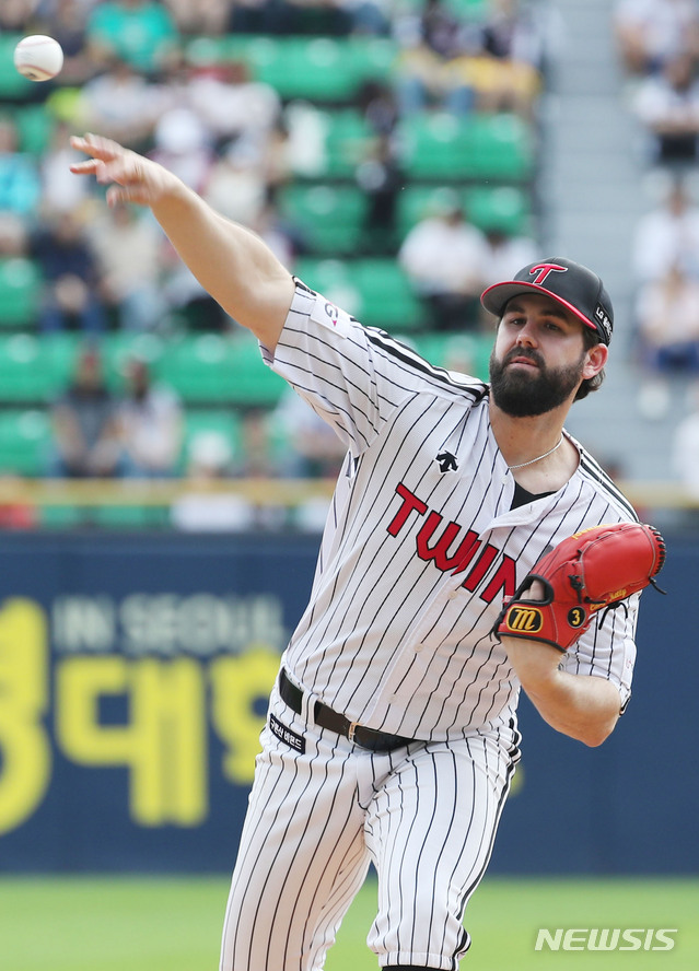 【서울=뉴시스】김진아 기자 = 3일 오후 서울 송파구 잠실야구장에서 열린 '2019 KBO리그' 프로야구 포스트시즌 와일드카드 결정전 1차전 LG 트윈스와 NC 다이노스의 경기, LG 켈 리가 역투하고 있다. 2019.10.03.  bluesoda@newsis.com