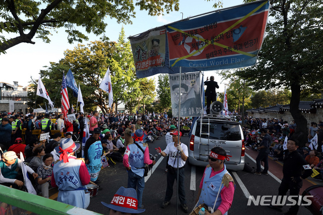 【서울=뉴시스】 박영태 기자 = 문재인 대통령의 하야와 조국 법무부장관의 사퇴를 촉구하는 보수단체 회원들이 3일 서울 청와대 춘추관 앞에서 경찰과 대치하고 있다. 2019.10.03.since1999@newsis.com