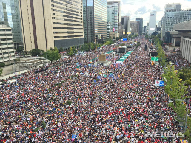 【서울=뉴시스】 추상철 기자 = 자유한국당과 보수단체의 '문재인 정권 규탄 10.3 국민 총궐기가 열린 3일 오후 서울 종로구 광화문 일대가 참가자로 가득차 있다. 2019.10.03. (사진=자유한국당 제공) photo@newsis.com