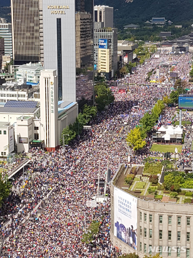 【서울=뉴시스】 추상철 기자 = 자유한국당과 보수단체의 '문재인 정권 규탄 10.3 국민 총궐기가 열린 3일 오후 서울 종로구 광화문 일대가 참가자로 가득차 있다. 2019.10.03. (사진=자유한국당 제공) photo@newsis.com