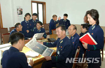 【서울=뉴시스】잠수함발사 탄도미사일(SLBM) 북극성 3호의 시험발사 성공을 축하하는 북한 철도성 직원들 모습.(출처=노동신문) 2019.10.04.