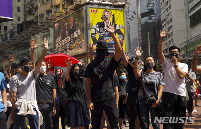 【홍콩=AP/뉴시스】 4일 마스크를 착용한 홍콩 시위대가 중심가에서 민주주의 확대를 요구하며 가두행진을 펼치고 있다. 캐리 람 행정장관은 이날 오후 3시(한국시간 오후 4시) 긴급 기자회견을 통해 긴급법에 의거해 복면시위 금지법을 발동한다고 발표했다. 2019.10.4