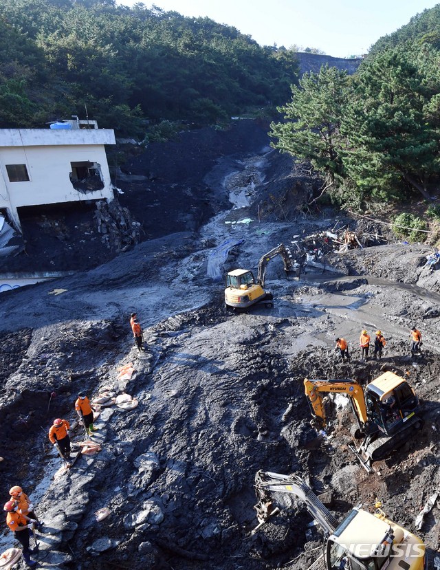 【부산=뉴시스】 하경민 기자 = 4일 오후 부산 사하구 구평동 산사태 현장에서 소방대원 등이 중장비를 동원해 남은 매몰자 1명을 찾는 구조작업을 벌이고 있다. 2019.10.04. yulnetphoto@newsis.com