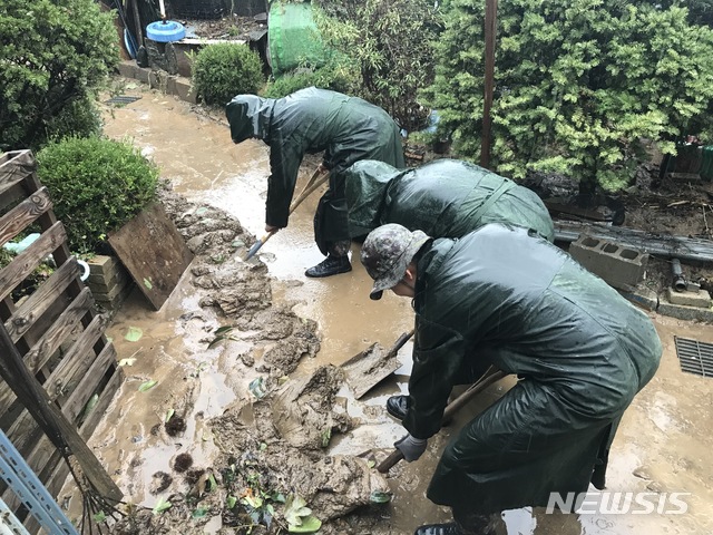 【동해=뉴시스】한윤식 기자 = 5일 오후 육군 제23보병사단 동천연대 장병들이 태풍 '미탁'으로 피해를 입은 강원 동해시 효가동의 골목길에서 나온 토사를 파내고 있다. 2019.10.05. (사진=육군 23사단 제공)nssysh@newsis.com 