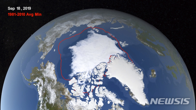 [앵커리지( 미 알래스카주)= AP/뉴시스] 미 항공우주국(NASA)가 제공한 2019년 9월 18일 북극해의 얼음층 항공사진. 최근 해수면 온도 상승등 기후변화의 영향으로 북극해의 얼음층이 녹고 있는데다 11월초인데도 결빙이 늦어져 생태계 파괴가 우려되고 있다고 전문가들은 말하고 있다.  