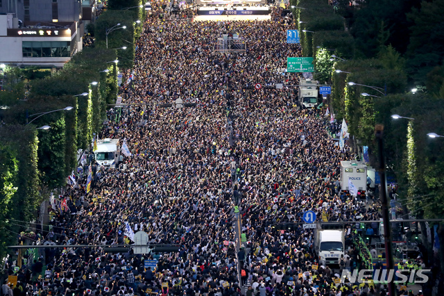 【서울=뉴시스】박진희 기자 = 5일 오후 서울 서초구 서울중앙지검 인근에서 사법적폐청산 범국민시민연대(범국민시민연대)의 '제8차 사법적폐 청산을 위한 검찰개혁 촛불문화제'가 열리고 있다. 2019.10.05. pak7130@newsis.com