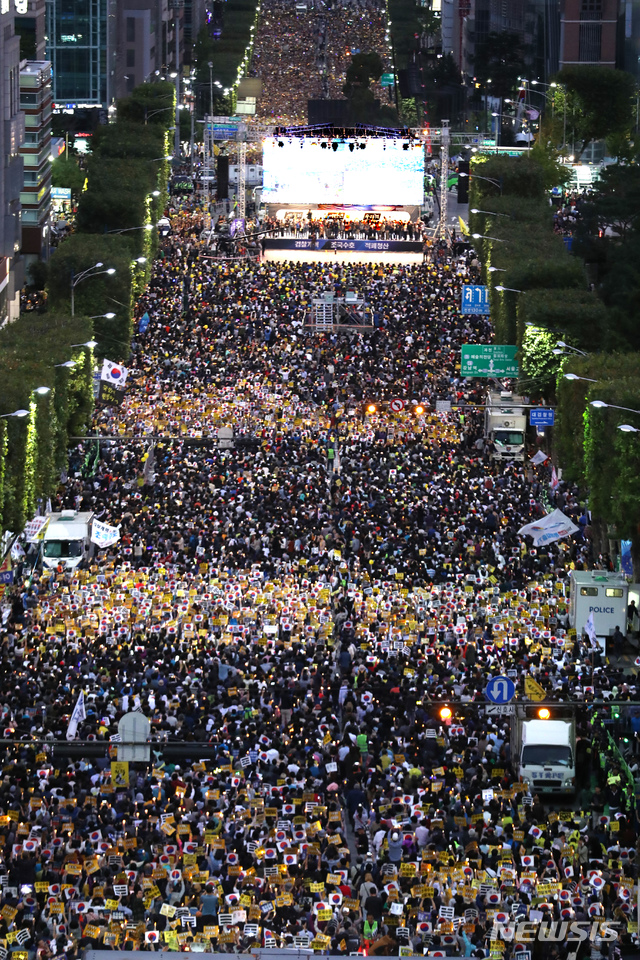 【서울=뉴시스】박진희 기자 = 5일 오후 서울 서초구 서울중앙지검 인근에서 사법적폐청산 범국민시민연대(범국민시민연대)의 '제8차 사법적폐 청산을 위한 검찰개혁 촛불문화제'가 열리고 있다. 2019.10.05.  pak7130@newsis.com