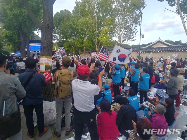 【서울=뉴시스】 김정현 수습기자 = 한국기독교단체총연합회는 6일 서울시 종로구 청와대 사랑채 앞 도로에서 문재인 대통령의 하야를 요구하는 예배와 국민대회를 열었다. 집회 참가자들이 찬송가에 맞춰 춤을 추고 있다. 2019.10.06. ddobagi@newsis.com