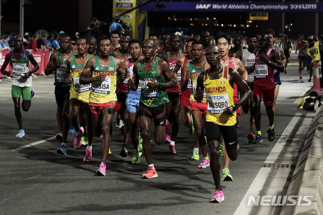 [도하=AP/뉴시스] 2019년 카타르 도하 세계육상선수권대회 남자 마라톤 경기 모습. 2019.10.06