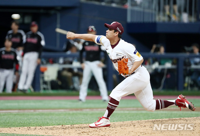 【서울=뉴시스】이영환 기자 = 6일 오후 서울 구로구 고척스카이돔에서 열린 2019 KBO 포스트시즌 준플레이오프 키움 히어로즈 대 LG 트윈스의 1차전 경기, 8회초 키움 세 번째 투수 김상수가 공을 던지고 있다. 2019.10.06. 20hwan@newsis.com