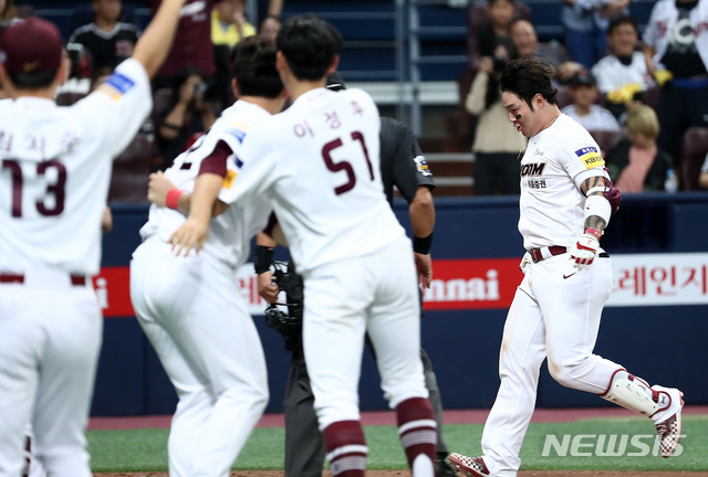 【서울=뉴시스】이영환 기자 = 6일 오후 서울 구로구 고척스카이돔에서 열린 2019 KBO 포스트시즌 준플레이오프 키움 히어로즈 대 LG 트윈스의 1차전 경기, 9회말 키움 선두타자 박병호가 끝내기 홈런을 날린 후 홈으로 들어오고 있다. 2019.10.06.  20hwan@newsis.com