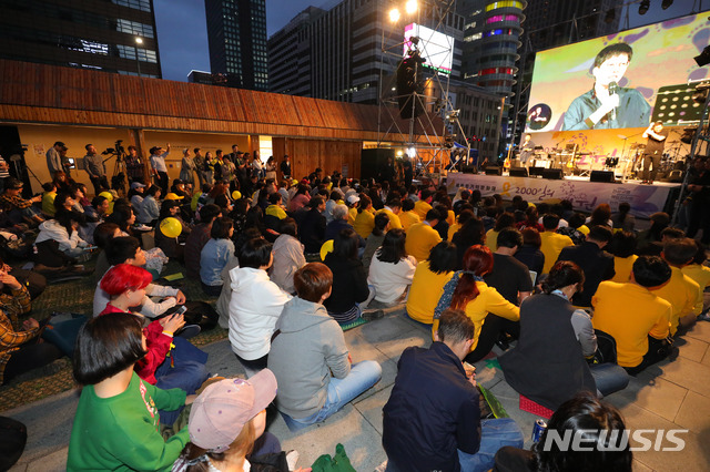 【서울=뉴시스】배훈식 기자 = 6일 오후 서울 종로구 광화문 광장에서 4.16가족협의회 등이 주최한 세월호 참사 2000일 기억문화제가 열리고 있다. 2019.10.06. dahora83@newsis.com