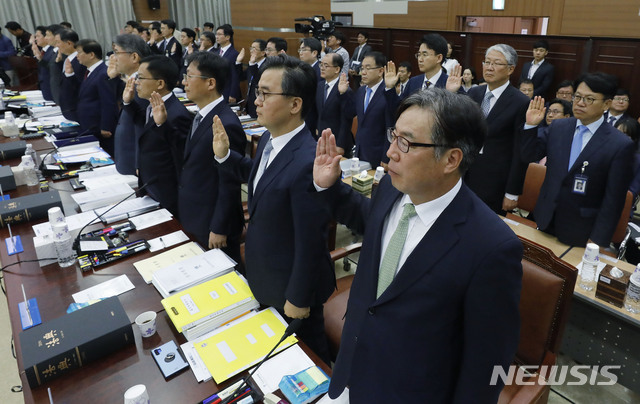 【서울=뉴시스】최동준 기자 = 7일 서울 서초구 서울고등검찰청에서 열린 국회 법제사법위원회의 서울고검, 서울중앙지검, 서울동부지검, 서울남부지검, 서울북부지검, 서울서부지검, 의정부지검, 인천지검, 수원고검, 수원지검, 춘천지검 국정감사에서 검찰 간부들이 선서를 하고 있다. 2019.10.07.  photocdj@newsis.com