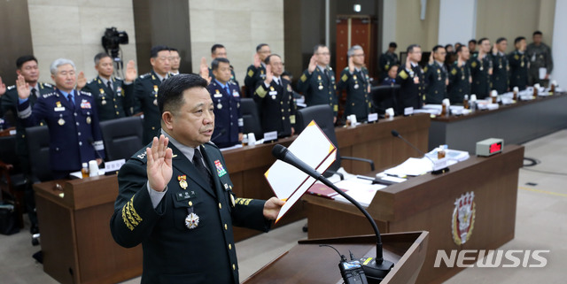 【서울=뉴시스】박주성 기자 = 8일 오전 서울 용산 합동참모본부에서 열린 국회 국방위원회 합동참모본부 등에 대한 국정감사에서 박한기 합동참본부의장을 비롯한 관계자들이 선서를 하고 있다. 20192019.10.08 . park7691@newsis.com