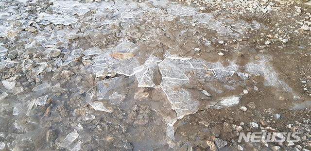  【속초=뉴시스】한윤식 기자 = 10월 9일 오전 5시 설악산국립공원 중청대피소에서 첫 얼음이 관측됐다. 올해 첫 얼음은 지난해보다 2일 빠르다. 2019.10.09.(사진=설악산국립공원사무소 제공) nssysh@newsis.com 